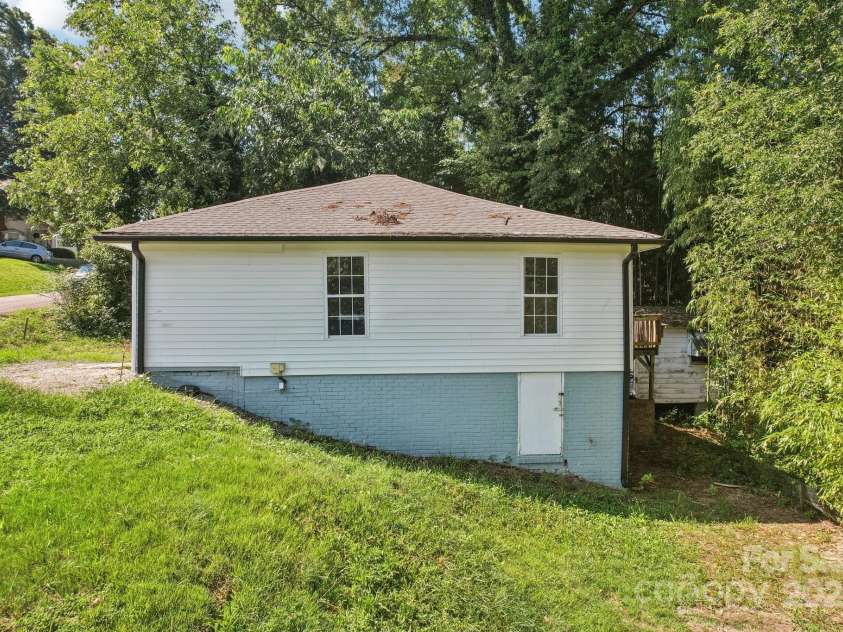 911 Elm Street, Kannapolis, NC 28081.  MLS# CAR4277351, YatesRealty ID 647. 