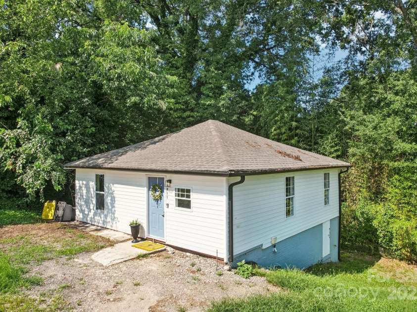 911 Elm Street, Kannapolis, NC 28081.  MLS# CAR4277351, YatesRealty ID 647. 