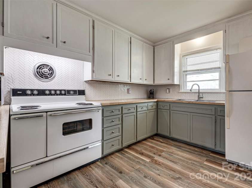 501 8th Avenue, Conover, NC 28613.  MLS# CAR4244722, YatesRealty ID 6472. 