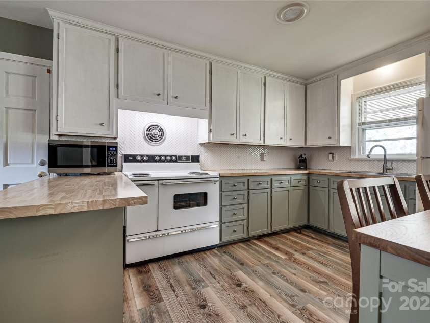 501 8th Avenue, Conover, NC 28613.  MLS# CAR4244722, YatesRealty ID 6472. 