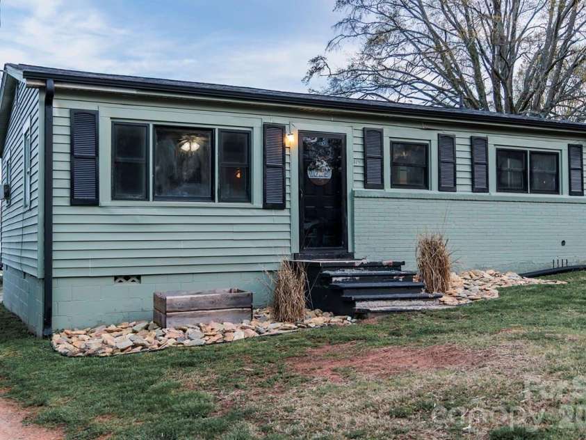 119 Collins Avenue, Forest City, NC 28043.  MLS# CAR4355548, YatesRealty ID 6474. 