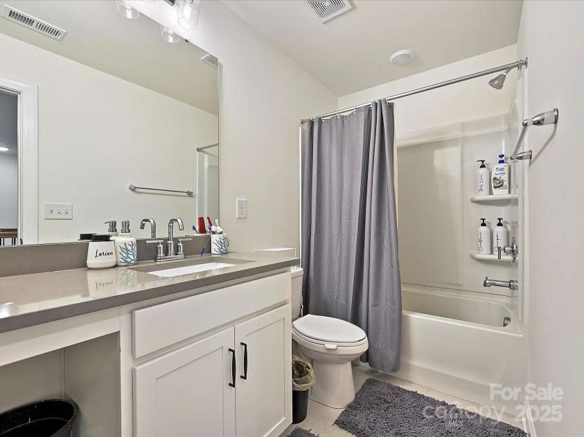 4606 Gatesmills Avenue, Charlotte, NC 28213.  MLS# CAR4245045, YatesRealty ID 6476. 