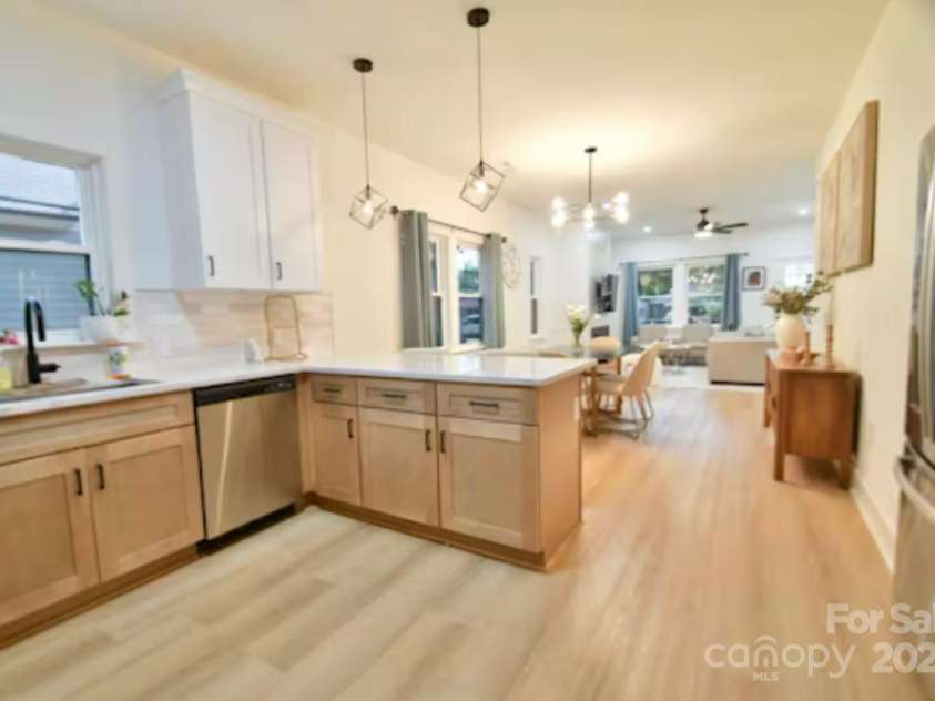 1055 Wellman Street, Gastonia, NC 28054.  MLS# CAR4320447, YatesRealty ID 648. Modern Kitchen and Appliances