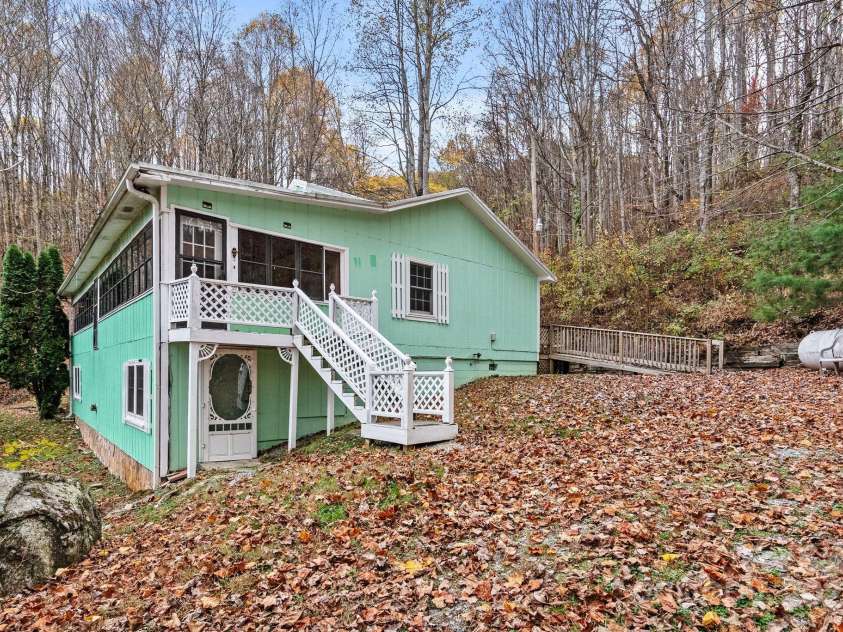 61 Doe Loop, Hot Springs, NC 28743.  MLS# CAR4295989, YatesRealty ID 6481. 
