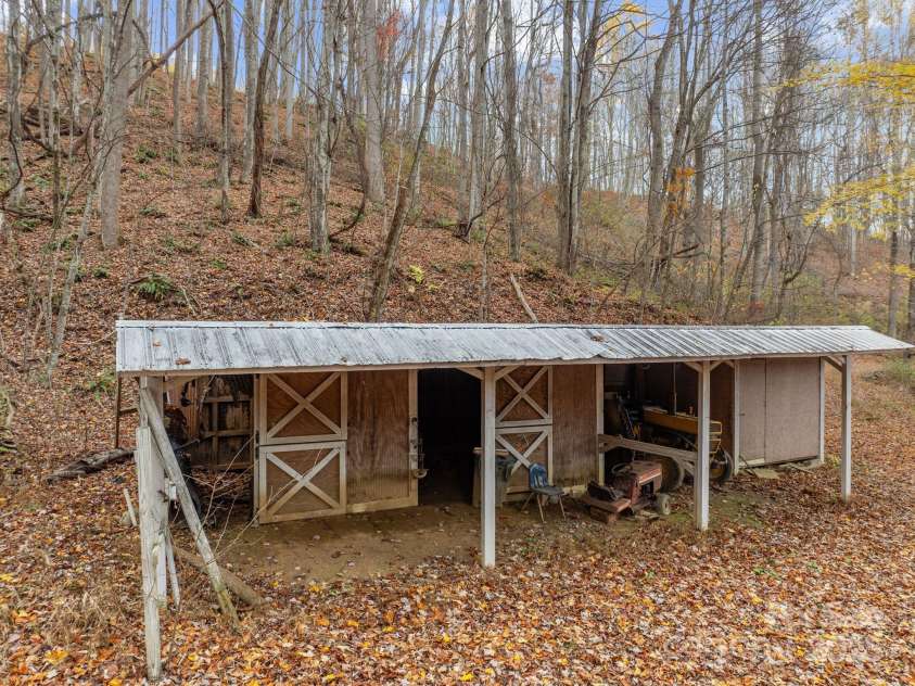 61 Doe Loop, Hot Springs, NC 28743.  MLS# CAR4295989, YatesRealty ID 6481. Older barn