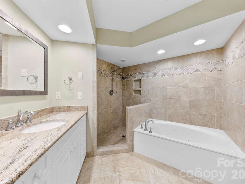 8934 Challis Hill Lane, Charlotte, NC 28226.  MLS# CAR4356123, YatesRealty ID 6483. Primary bathroom