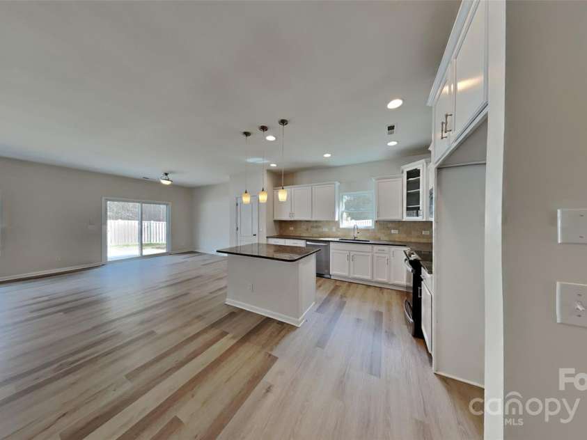 8055 Hereford Street, Charlotte, NC 28213.  MLS# CAR4228120, YatesRealty ID 6489. 