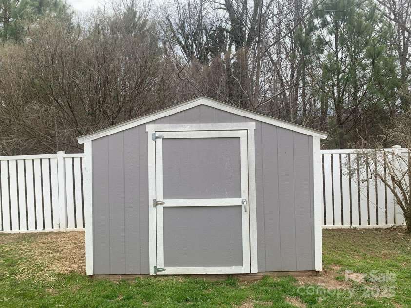 8055 Hereford Street, Charlotte, NC 28213.  MLS# CAR4228120, YatesRealty ID 6489. 
