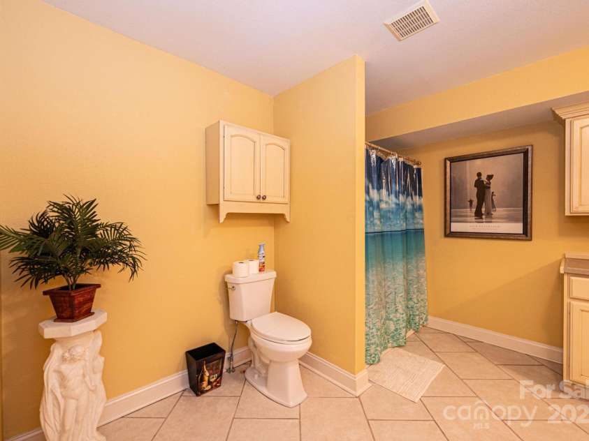 2983 Rockwood Drive, Lenoir, NC 28645.  MLS# CAR4136102, YatesRealty ID 649. 3 Story Bath