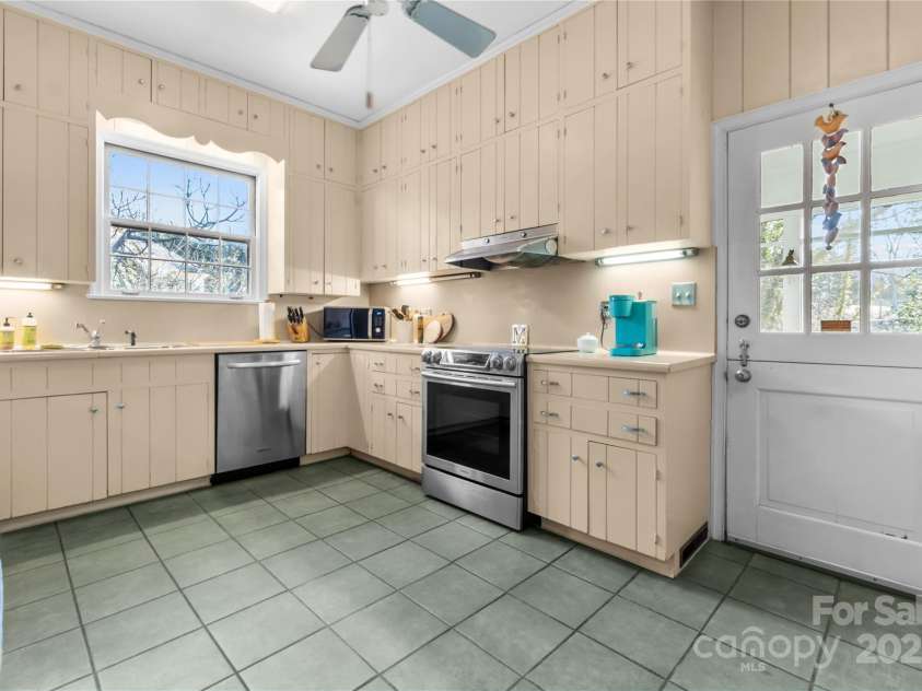 107 Hillside Lane, Morganton, NC 28655.  MLS# CAR4225089, YatesRealty ID 6492. 