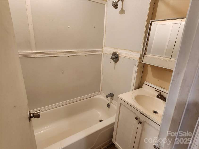 109 Starnes Street, Chester, SC 29706.  MLS# CAR4242233, YatesRealty ID 6493. 