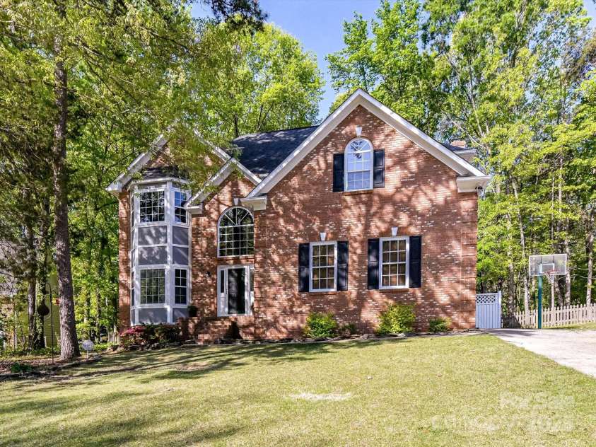 2805 Bathgate Lane, Matthews, NC 28105.  MLS# CAR4244864, YatesRealty ID 6495. 