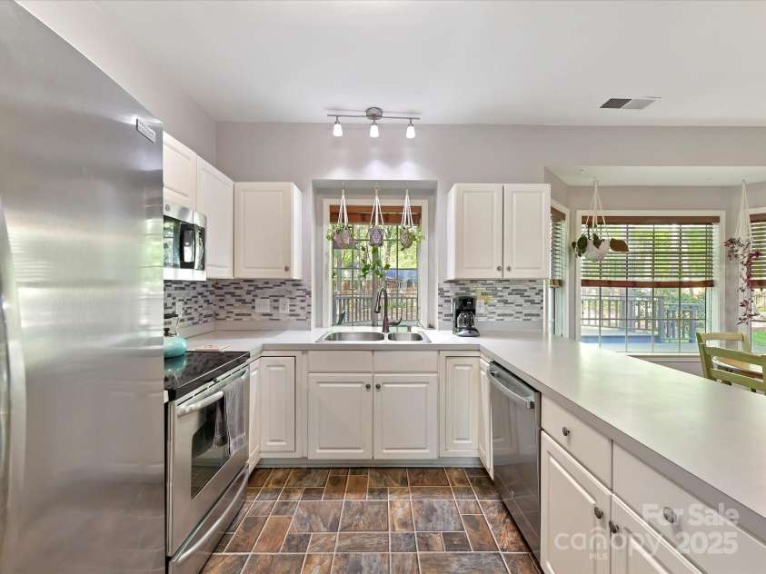 2805 Bathgate Lane, Matthews, NC 28105.  MLS# CAR4244864, YatesRealty ID 6495. 