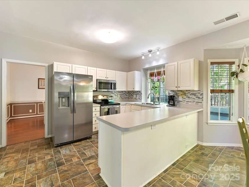 2805 Bathgate Lane, Matthews, NC 28105.  MLS# CAR4244864, YatesRealty ID 6495. 