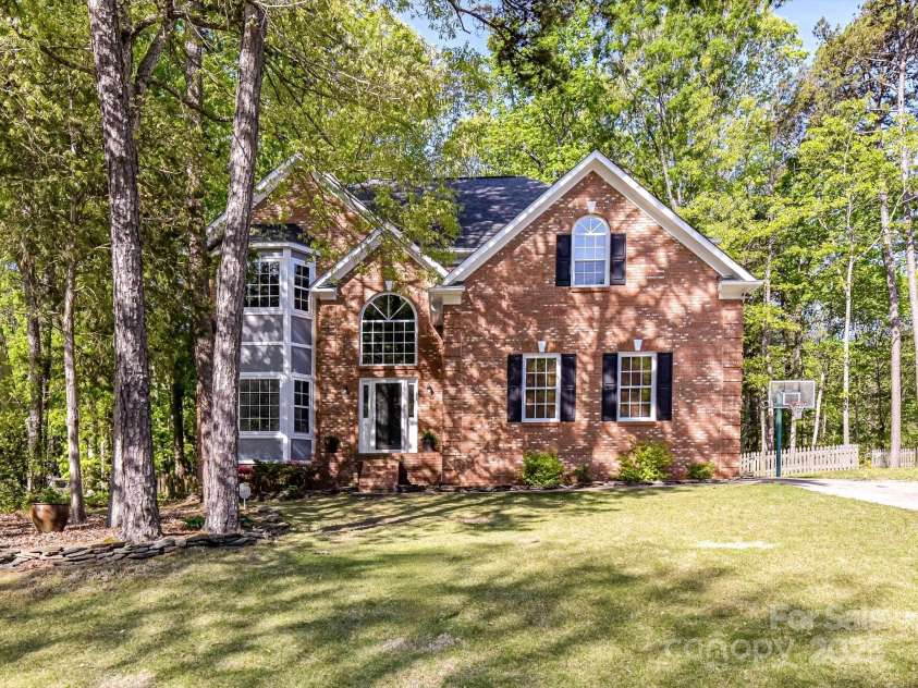 2805 Bathgate Lane, Matthews, NC 28105.  MLS# CAR4244864, YatesRealty ID 6495. 