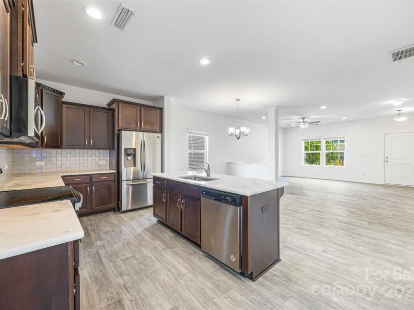 4213 Stockbrook Drive, Charlotte, NC 28215.  MLS# CAR4240143, YatesRealty ID 6496. 