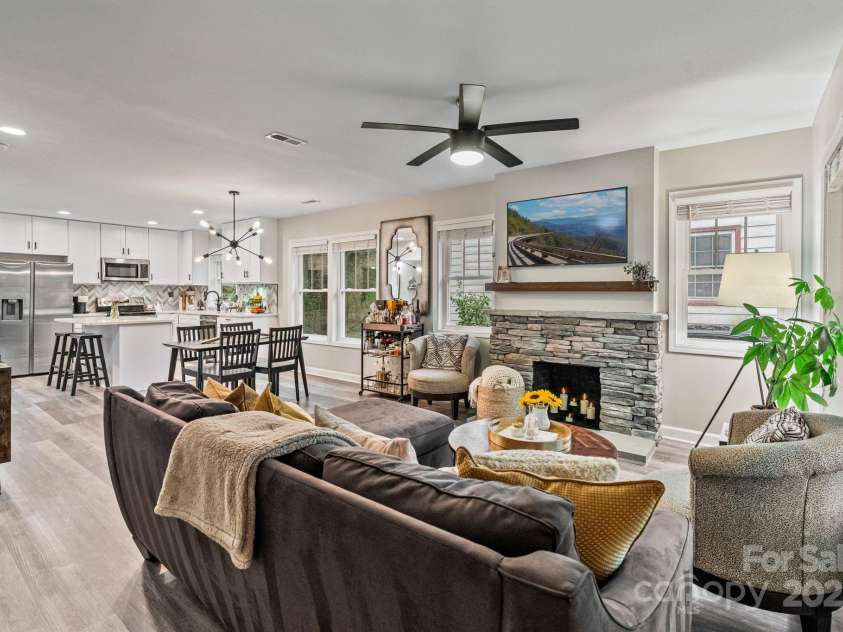 2117 Camp Greene Street, Charlotte, NC 28208.  MLS# CAR4241188, YatesRealty ID 6504. Bright and open floor plan.