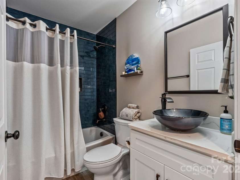 2117 Camp Greene Street, Charlotte, NC 28208.  MLS# CAR4241188, YatesRealty ID 6504. Second full bath.