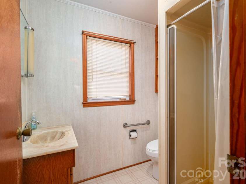897 Calloway Road, Lincolnton, NC 28092.  MLS# CAR4329478, YatesRealty ID 6504. Bathroom