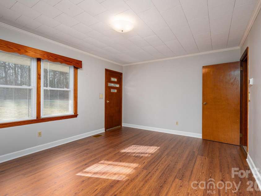 897 Calloway Road, Lincolnton, NC 28092.  MLS# CAR4329478, YatesRealty ID 6504. Living room