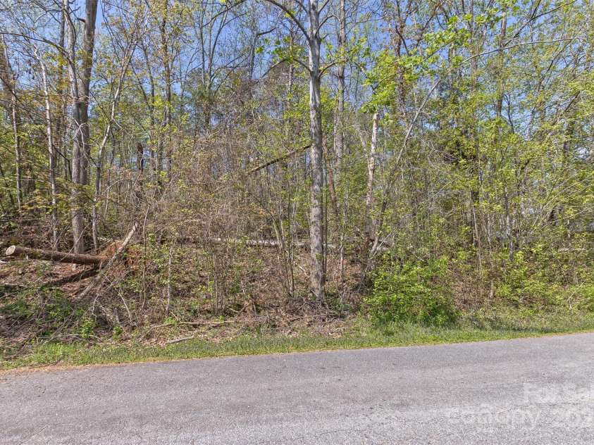 3474 Crestwood Drive, Morganton, NC 28655.  MLS# CAR4245149, YatesRealty ID 6508. Easy entry from the street.