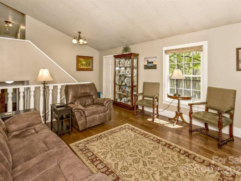 3474 Crestwood Drive, Morganton, NC 28655.  MLS# CAR4245149, YatesRealty ID 6508. Inviting entry. Nice wood flooring!