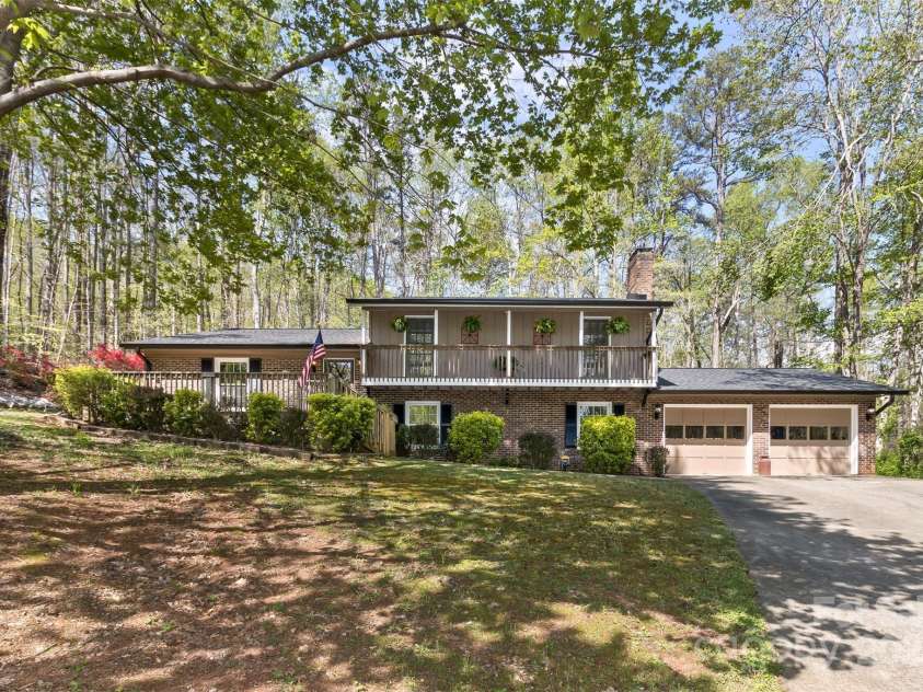 3474 Crestwood Drive, Morganton, NC 28655.  MLS# CAR4245149, YatesRealty ID 6508. Inviting front yard and large 2-car driveway.