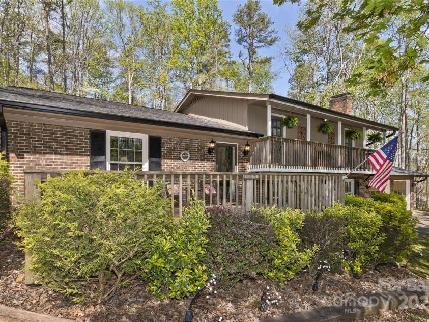 3474 Crestwood Drive, Morganton, NC 28655.  MLS# CAR4245149, YatesRealty ID 6508. Well cared for. Mucho appeal!
