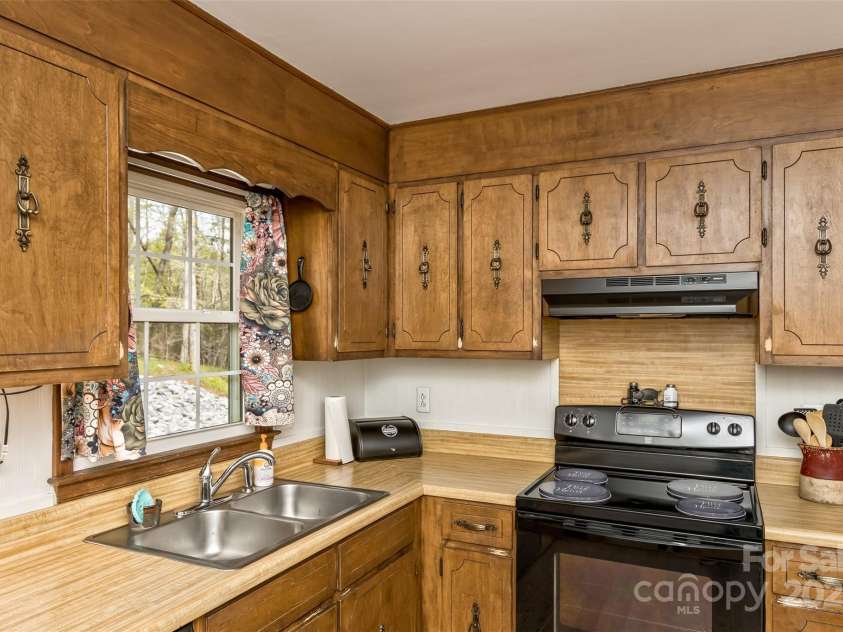3474 Crestwood Drive, Morganton, NC 28655.  MLS# CAR4245149, YatesRealty ID 6508. Well maintained.