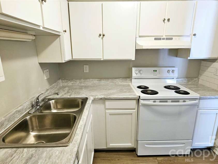 7984 Shady Oak Trail, Charlotte, NC 28210.  MLS# CAR4398216, YatesRealty ID 6509. 