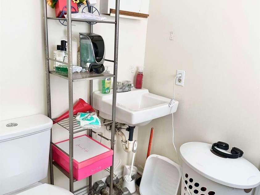 432 Red Barn Road, Lexington, NC 27292.  MLS# CAR4190868, YatesRealty ID 6514. Half Bathroom