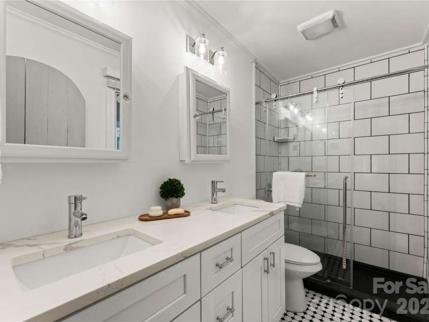 5100 White Oak Road, Charlotte, NC 28210.  MLS# CAR4361627, YatesRealty ID 6514. Primary Bathroom