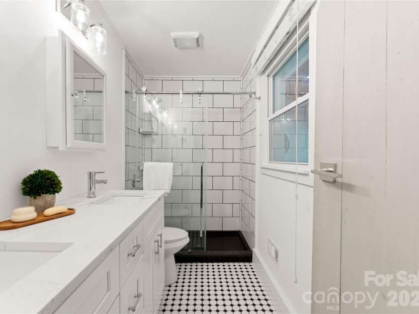 5100 White Oak Road, Charlotte, NC 28210.  MLS# CAR4361627, YatesRealty ID 6514. Primary Bathroom