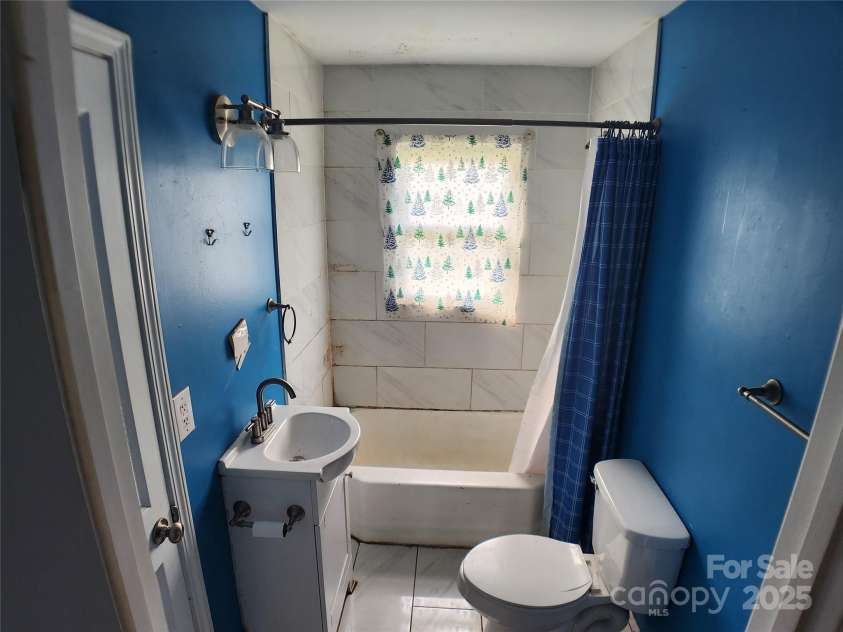 2607 Lowell Road, Gastonia, NC 28054.  MLS# CAR4245113, YatesRealty ID 6515. Bathroom