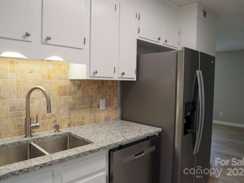 525 12th Street, Hickory, NC 28602.  MLS# CAR4329224, YatesRealty ID 6516. 