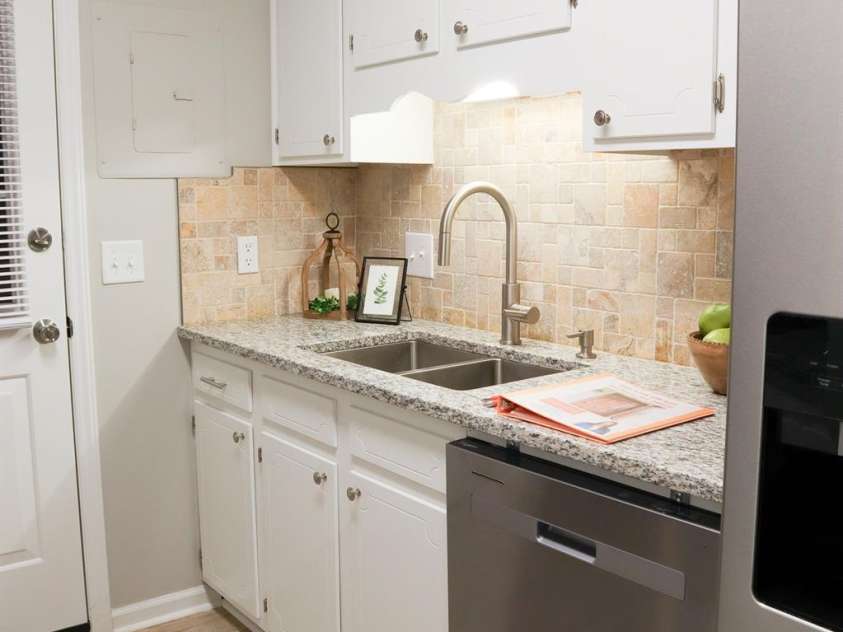 525 12th Street, Hickory, NC 28602.  MLS# CAR4329224, YatesRealty ID 6516. Kitchen