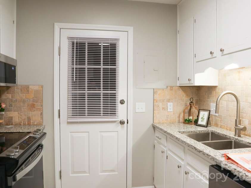 525 12th Street, Hickory, NC 28602.  MLS# CAR4329224, YatesRealty ID 6516. Kitchen