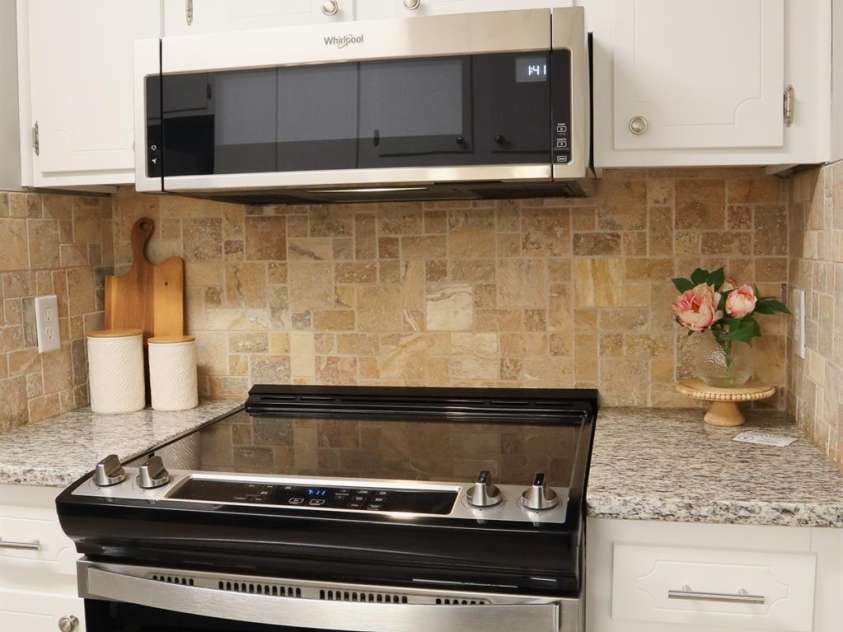 525 12th Street, Hickory, NC 28602.  MLS# CAR4329224, YatesRealty ID 6516. Kitchen