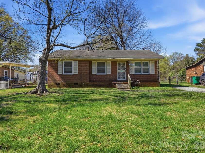 4325 Knollcrest Drive, Charlotte, NC 28208.  MLS# CAR4358642, YatesRealty ID 6517. 