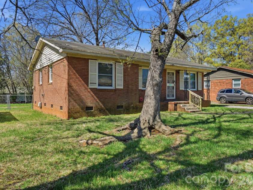 4325 Knollcrest Drive, Charlotte, NC 28208.  MLS# CAR4358642, YatesRealty ID 6517. 
