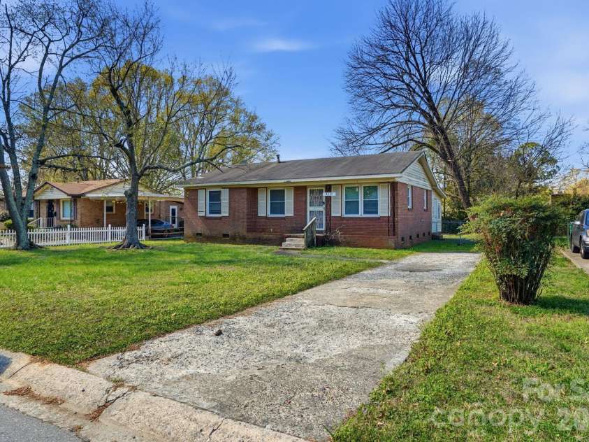4325 Knollcrest Drive, Charlotte, NC 28208.  MLS# CAR4358642, YatesRealty ID 6517. 