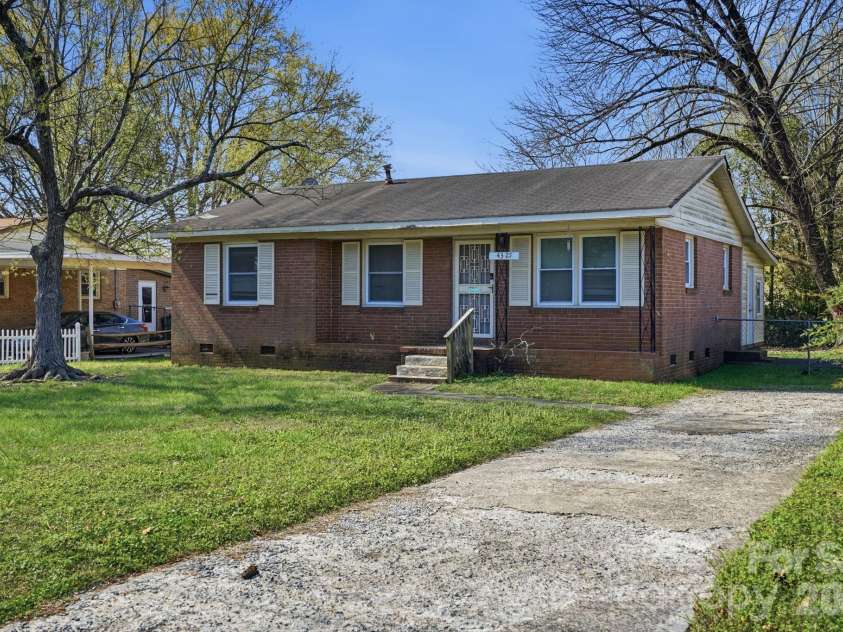 4325 Knollcrest Drive, Charlotte, NC 28208.  MLS# CAR4358642, YatesRealty ID 6517. 