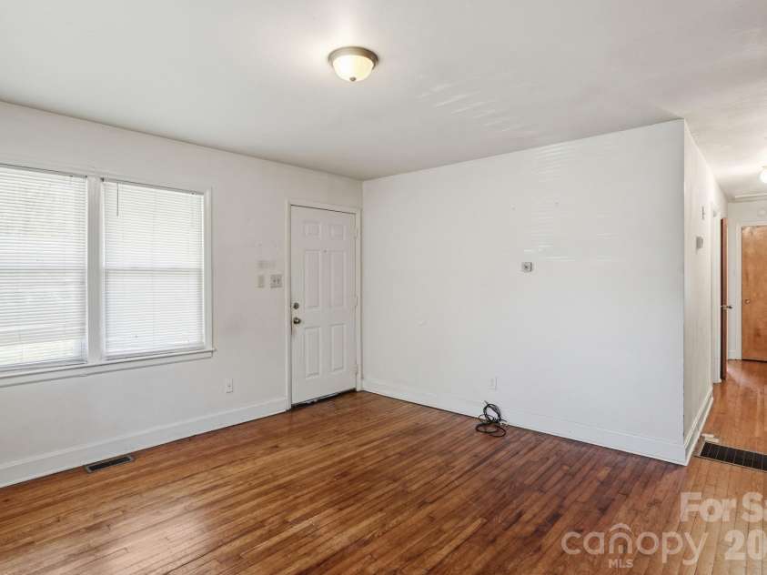 4325 Knollcrest Drive, Charlotte, NC 28208.  MLS# CAR4358642, YatesRealty ID 6517. 