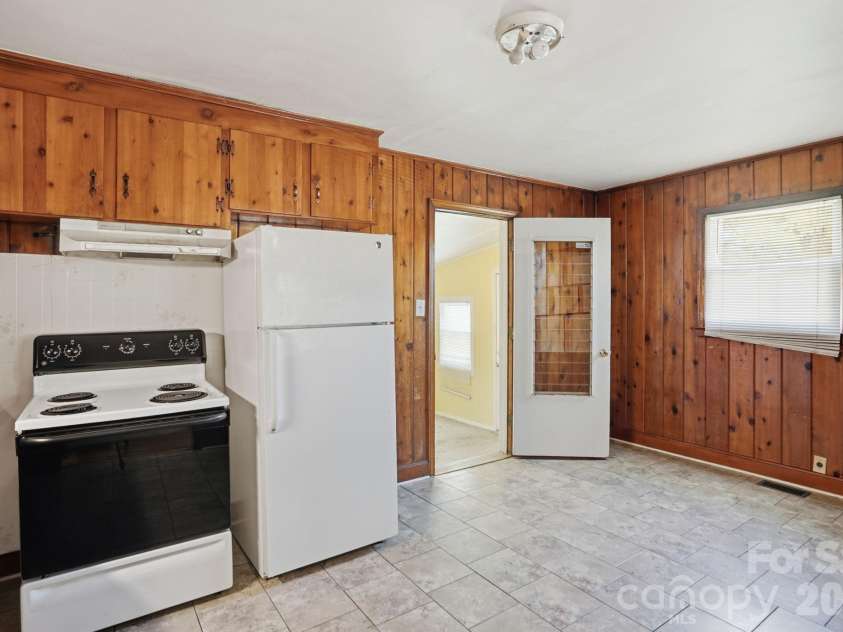 4325 Knollcrest Drive, Charlotte, NC 28208.  MLS# CAR4358642, YatesRealty ID 6517. 