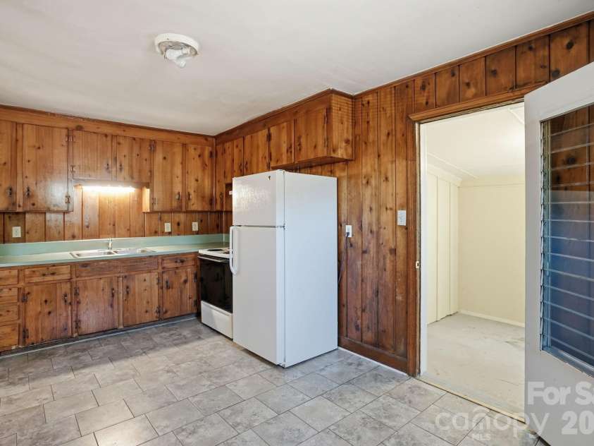 4325 Knollcrest Drive, Charlotte, NC 28208.  MLS# CAR4358642, YatesRealty ID 6517. 
