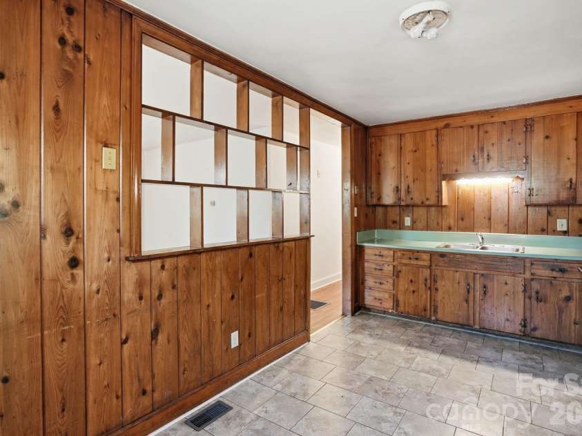 4325 Knollcrest Drive, Charlotte, NC 28208.  MLS# CAR4358642, YatesRealty ID 6517. 