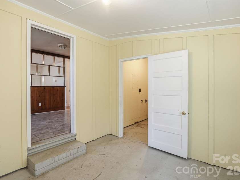 4325 Knollcrest Drive, Charlotte, NC 28208.  MLS# CAR4358642, YatesRealty ID 6517. 