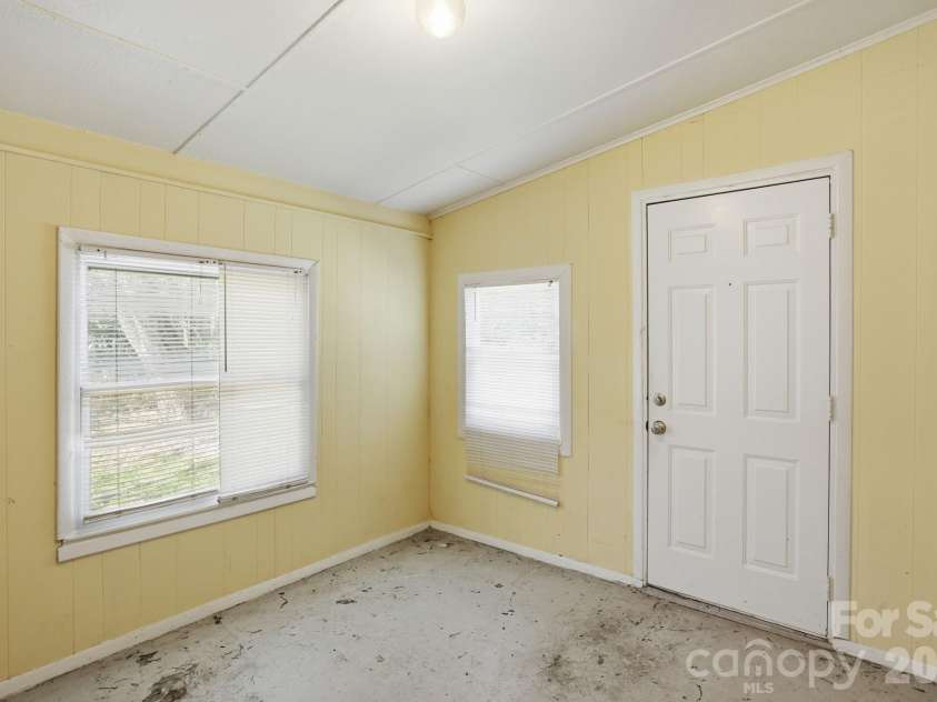 4325 Knollcrest Drive, Charlotte, NC 28208.  MLS# CAR4358642, YatesRealty ID 6517. 