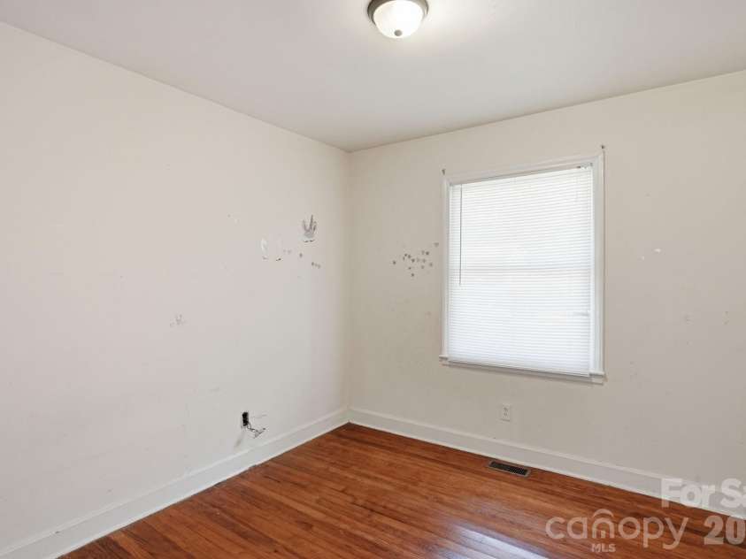 4325 Knollcrest Drive, Charlotte, NC 28208.  MLS# CAR4358642, YatesRealty ID 6517. 