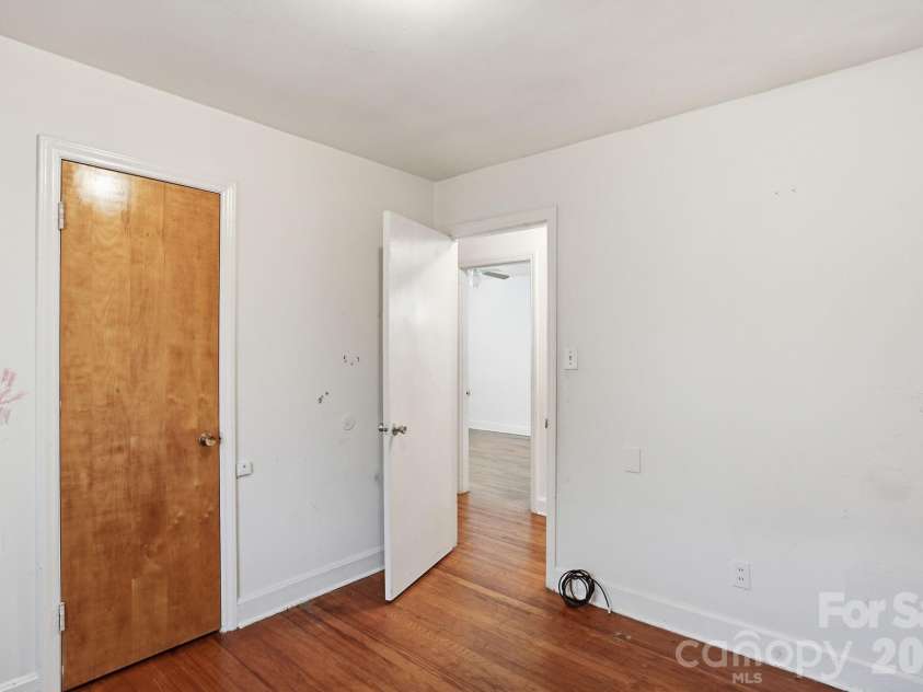 4325 Knollcrest Drive, Charlotte, NC 28208.  MLS# CAR4358642, YatesRealty ID 6517. 